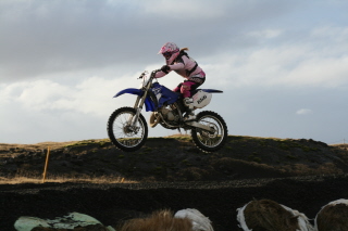 Margrt a fla sig grimm  YZ125 hjlinu hennar mmmu sinnar